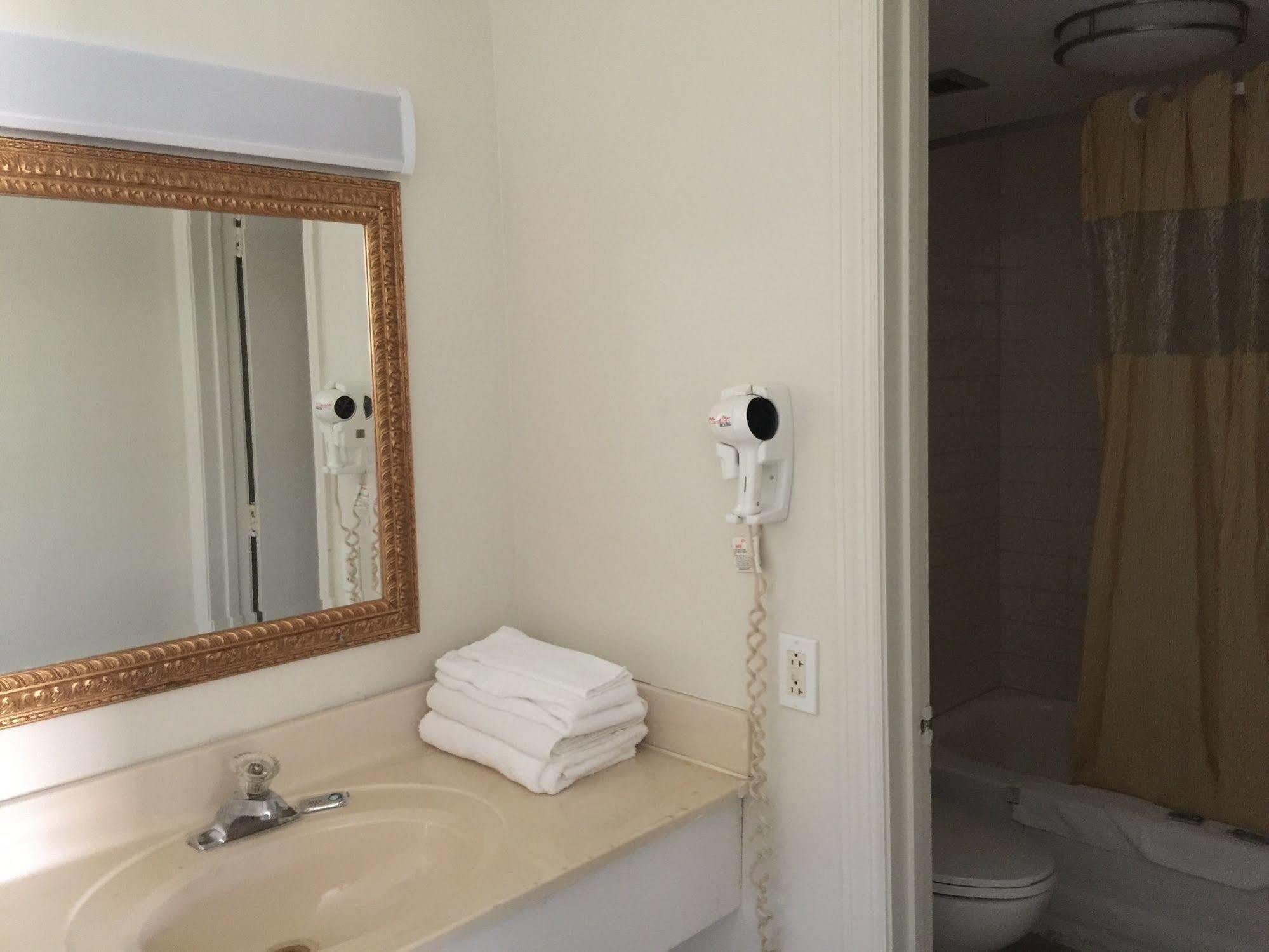 Red Carpet Inn & Suites - Danville Bagian luar foto