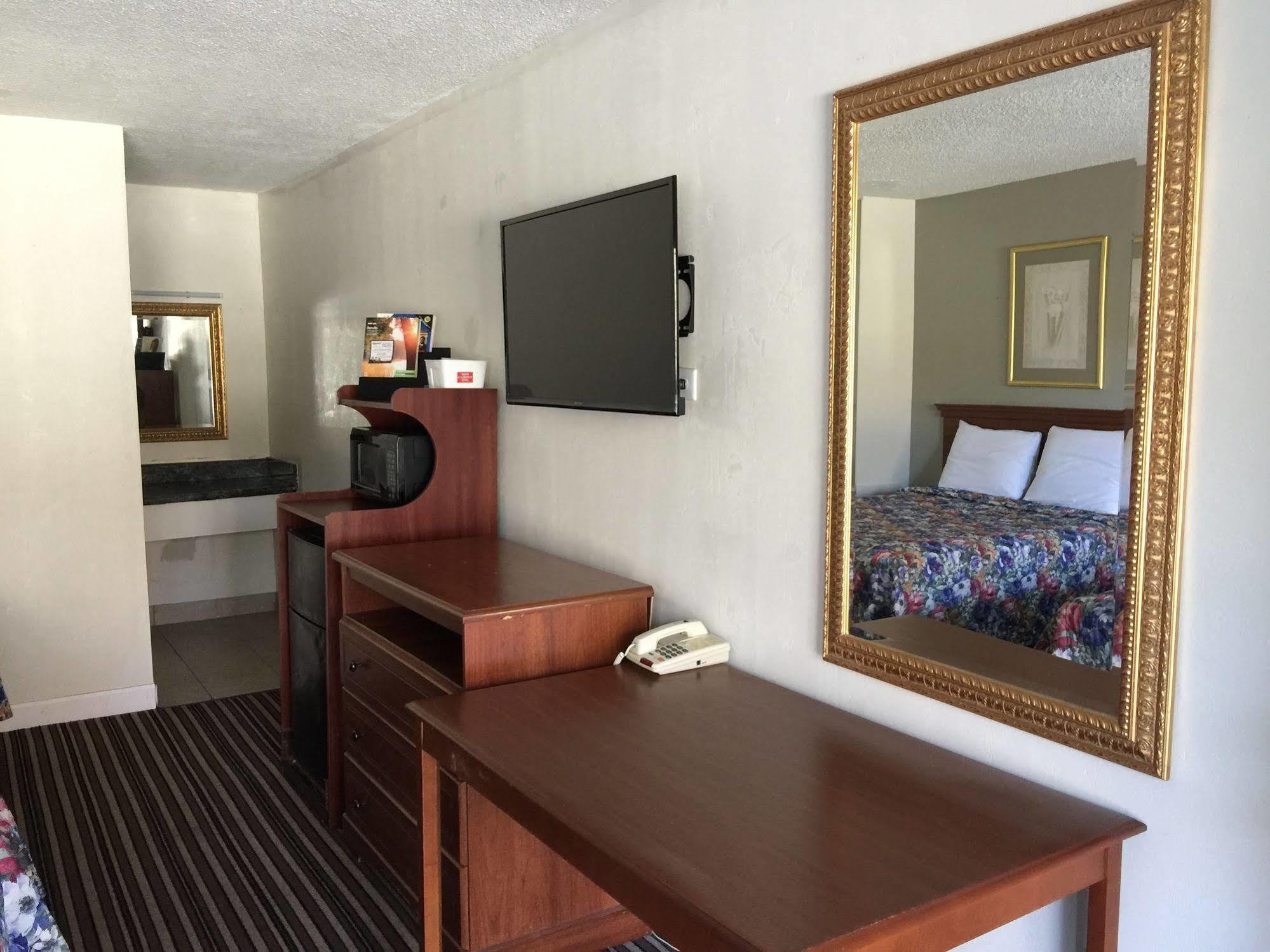 Red Carpet Inn & Suites - Danville Bagian luar foto