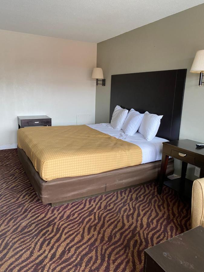 Red Carpet Inn & Suites - Danville Bagian luar foto
